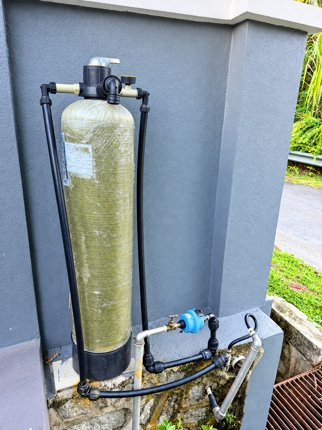 Sistem penapis air dengan paip yang mengalami kebocoran.